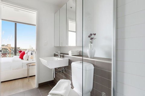 A 2BR Apt With Harbour Views And FREE Parking - Accommodation Adelaide 2