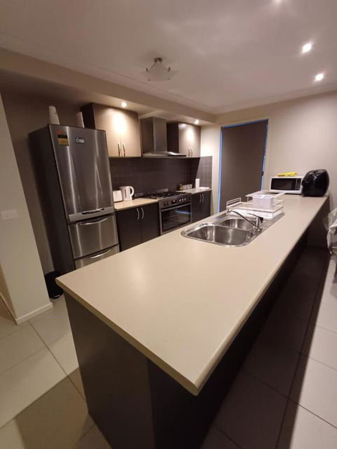 A Beautiful And Spacious Home. - Accommodation Adelaide 3