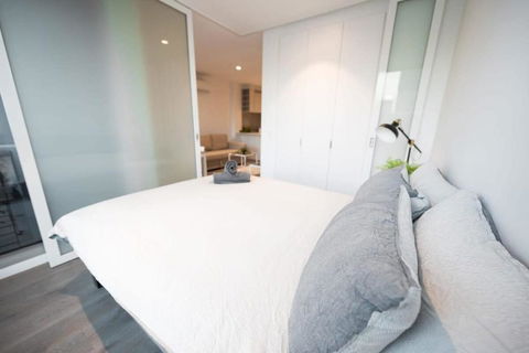 A Chic 2BR CBD Apartment Near Southern Cross - Accommodation Adelaide 1