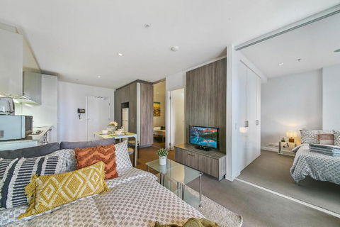 A Chic 2BR Home Near Southern Cross City Views - Accommodation Adelaide 2