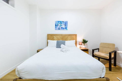 A Coveted Collins Street Pad With Parking - Accommodation Adelaide 1