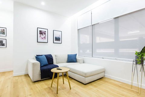 A Coveted Collins Street Pad With Parking - Accommodation Adelaide 0
