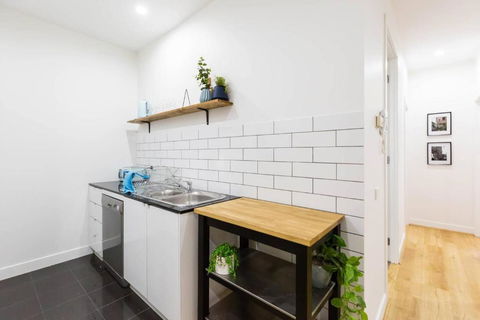 A Coveted Collins Street Pad With Parking - Accommodation Adelaide 3