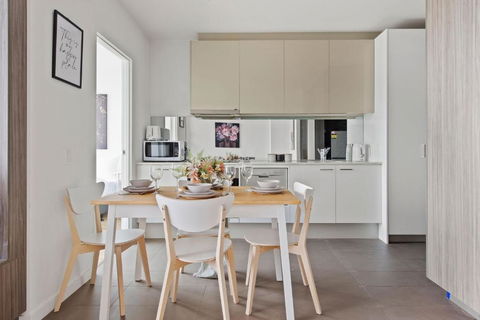 A Cozy 2BR Apt With Harbour Views FREE Parking - Accommodation Adelaide 4