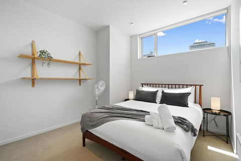 A River-side 2bdm Footscray Oasis + Parking - Accommodation Adelaide 2