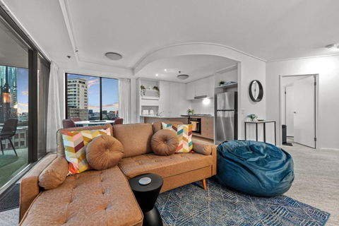 A Touch Of Class - 2Bed-2Bath-1Car-Balcony-Views - CBD - Accommodation Adelaide 2