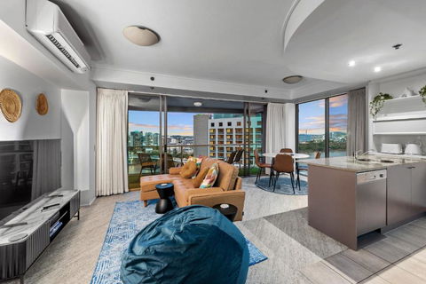 A Touch Of Class - 2Bed-2Bath-1Car-Balcony-Views - CBD - Accommodation Adelaide 1