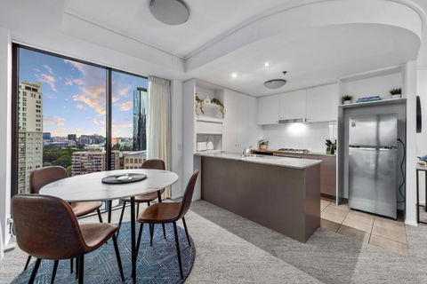 A Touch Of Class - 2Bed-2Bath-1Car-Balcony-Views - CBD - Accommodation Adelaide 3