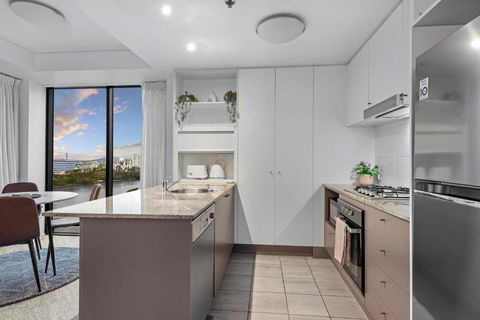 A Touch Of Class - 2Bed-2Bath-1Car-Balcony-Views - CBD - Accommodation Adelaide 4