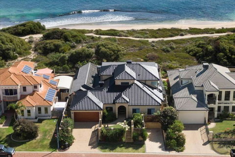 Absolute Oceanfront Retreat - Accommodation Adelaide 0