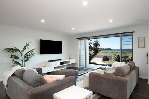 Absolute Waterfront, Amazing Views, Maloneys Beach - Accommodation Adelaide 1
