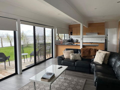 Absolute Waterfront At Woodlands - Accommodation Adelaide 3