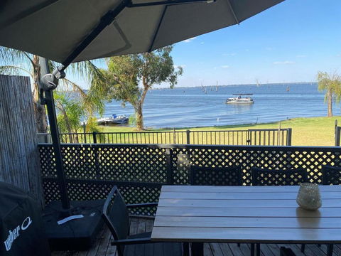 Absolute Waterfront At Woodlands - Accommodation Adelaide 0