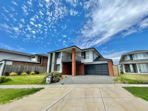 Absolutely Stunning - Bayside Point Cook 5BR Home - Accommodation Adelaide 0