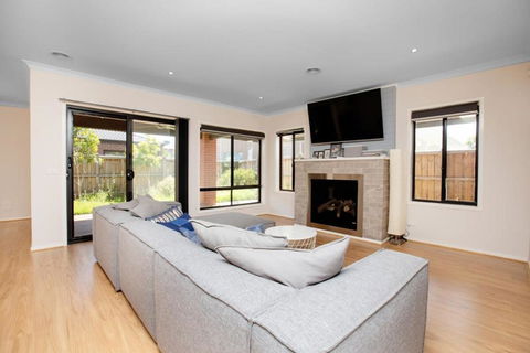 Absolutely Stunning - Bayside Point Cook 5BR Home - Accommodation Adelaide 1