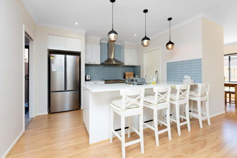 Absolutely Stunning - Bayside Point Cook 5BR Home - Accommodation Adelaide 2