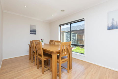 Absolutely Stunning - Bayside Point Cook 5BR Home - Accommodation Adelaide 3