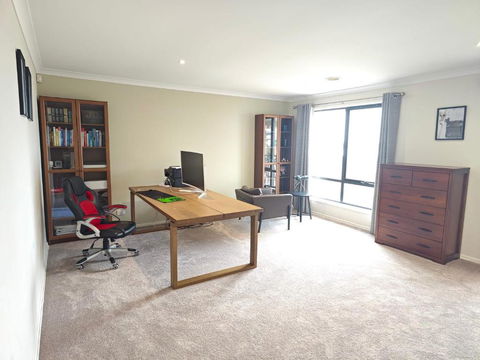 Absolutely Stunning - Bayside Point Cook 5BR Home - Accommodation Adelaide 4
