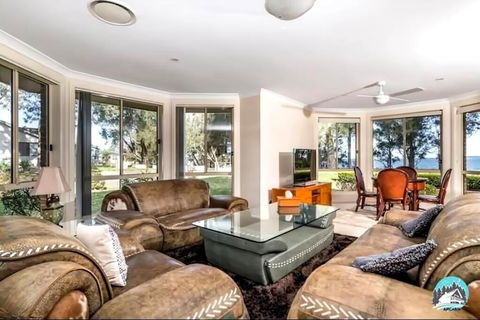 Aircabin - Tuggerawong - Lake Front - 9 Beds House - Accommodation Adelaide 3