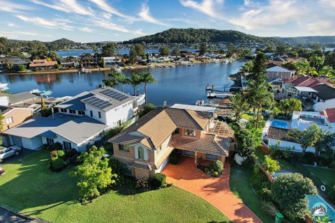 Aircabin - Woy Woy - Water Front - 6 Beds Lux Home - Accommodation Adelaide 3