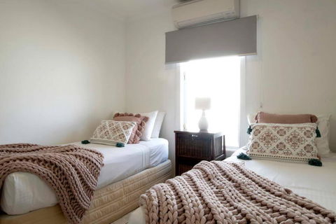 Alani - Absolute Beachfront - Sleeps Up To 10 - Accommodation Adelaide 1