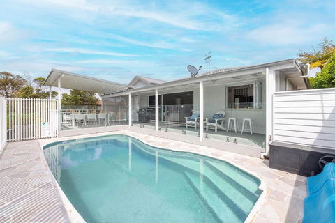 Ash Haven, 19 Ash St - Views, Pool, Air Con, Boat Parking, Wi-Fi - Accommodation Adelaide 2