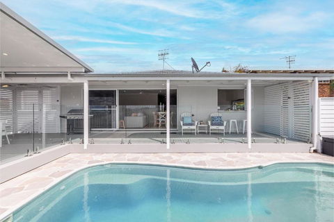 Ash Haven, 19 Ash St - Views, Pool, Air Con, Boat Parking, Wi-Fi - Accommodation Adelaide 3