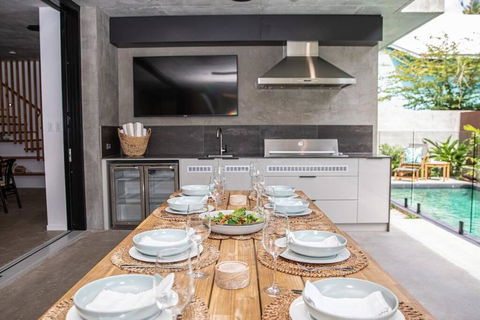 Azure Port Douglas - Luxurious & Modern - Accommodation Adelaide 2