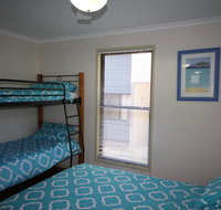 1 Naiad Court - Lowset family home with swimming pool and covered deck. Pet friendly - Accommodation Adelaide