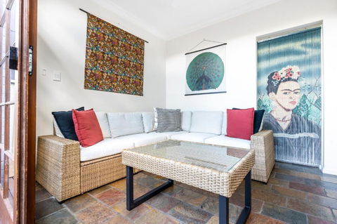 Charming 2-Bed Home Near Enmore Theatre - Accommodation Adelaide 3