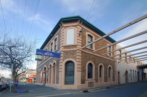 Charming City Escape Stylish CBD Suite With WiFi - Accommodation Adelaide 3