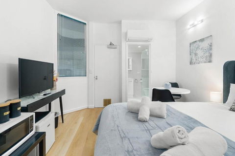 Charming City Escape Stylish CBD Suite With WiFi - Accommodation Adelaide 4