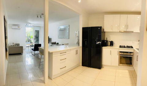 D101 Charming Apartment- Free Parking - Accommodation Adelaide 4