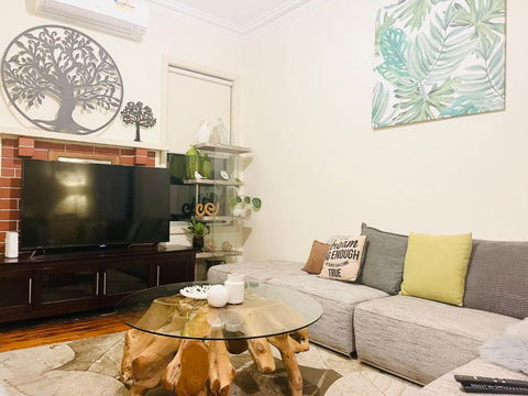 D108 Fantastic Sun Crescent Gathering - Accommodation Adelaide 4