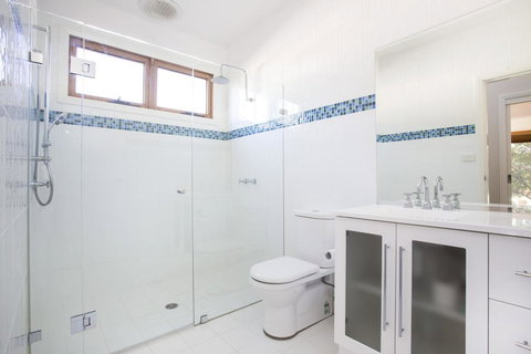 33 Bangalow - Narrawallee's Beautiful Bungalow - Accommodation Adelaide 3