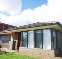 5Bed 2Bath Family House in Werribee - Accommodation Adelaide