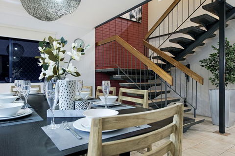 7 Bedroom Gold Coast Luxury Waterfront Home With Pool, Sleeps 20! - Accommodation Adelaide 3