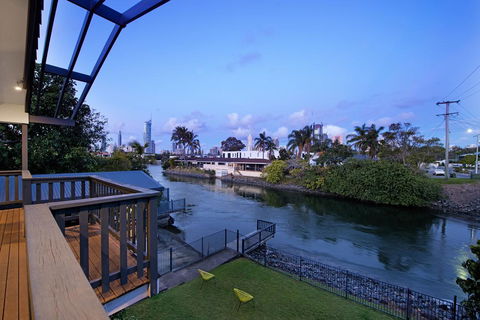 7 Bedroom Gold Coast Luxury Waterfront Home With Pool, Sleeps 20! - Accommodation Adelaide 2
