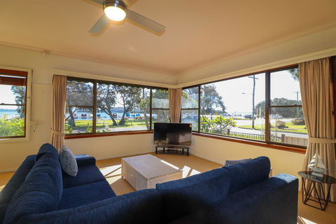 A Reflection On The Lake - Accommodation Adelaide 3