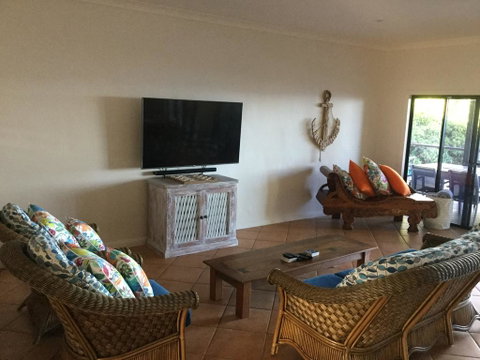 ABSOLUTE BEACHFRONT BLISS @ NEWELL BEACH - Accommodation Adelaide 3