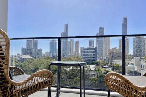 E.S. Surfers Paradise - Accommodation Adelaide 4
