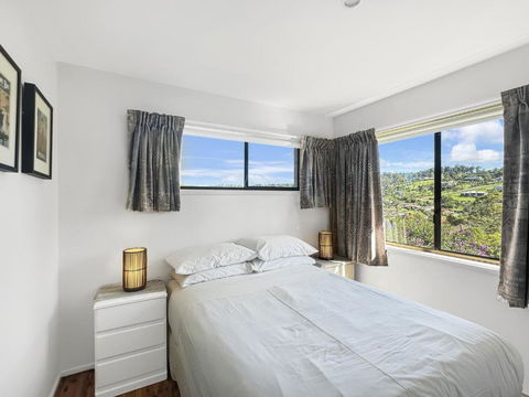 Fab 3-Bed Stay With Great Outdoors & Water Views - Accommodation Adelaide 3
