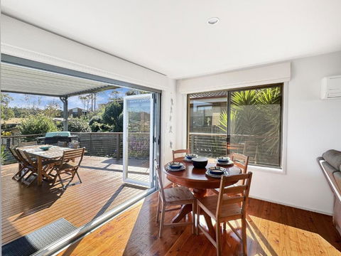 Fab 3-Bed Stay With Great Outdoors & Water Views - Accommodation Adelaide 4