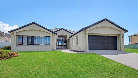 FLOATING ON THE CANALS - 80 COMMODORE CRES - Accommodation Adelaide 0