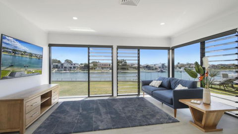FLOATING ON THE CANALS - 80 COMMODORE CRES - Accommodation Adelaide 2
