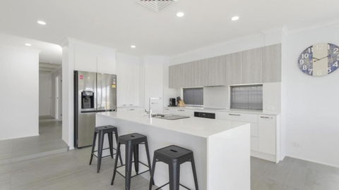 FLOATING ON THE CANALS - 80 COMMODORE CRES - Accommodation Adelaide 3