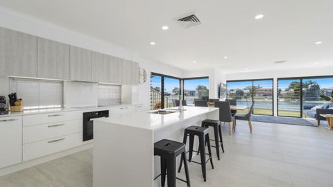 FLOATING ON THE CANALS - 80 COMMODORE CRES - Accommodation Adelaide 4