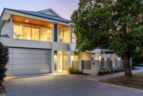 Family Vacation Escapade Shops Beach And Sun Await - Accommodation Adelaide 3