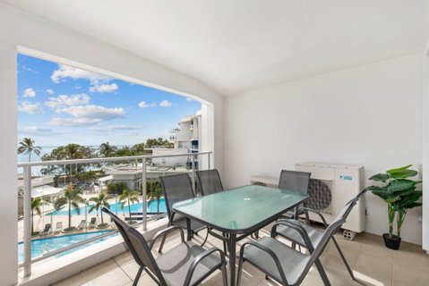 Hamptons Meets Hervey Bay In Upmarket Resort - Ocean Views - Accommodation Adelaide 2