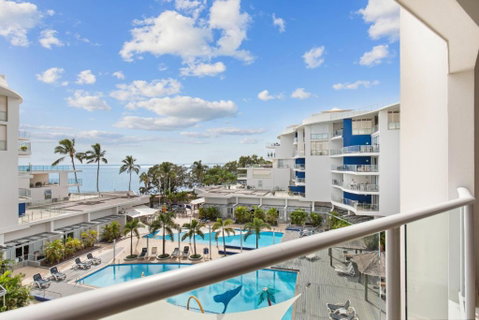 Hamptons Meets Hervey Bay In Upmarket Resort - Ocean Views - Accommodation Adelaide 3